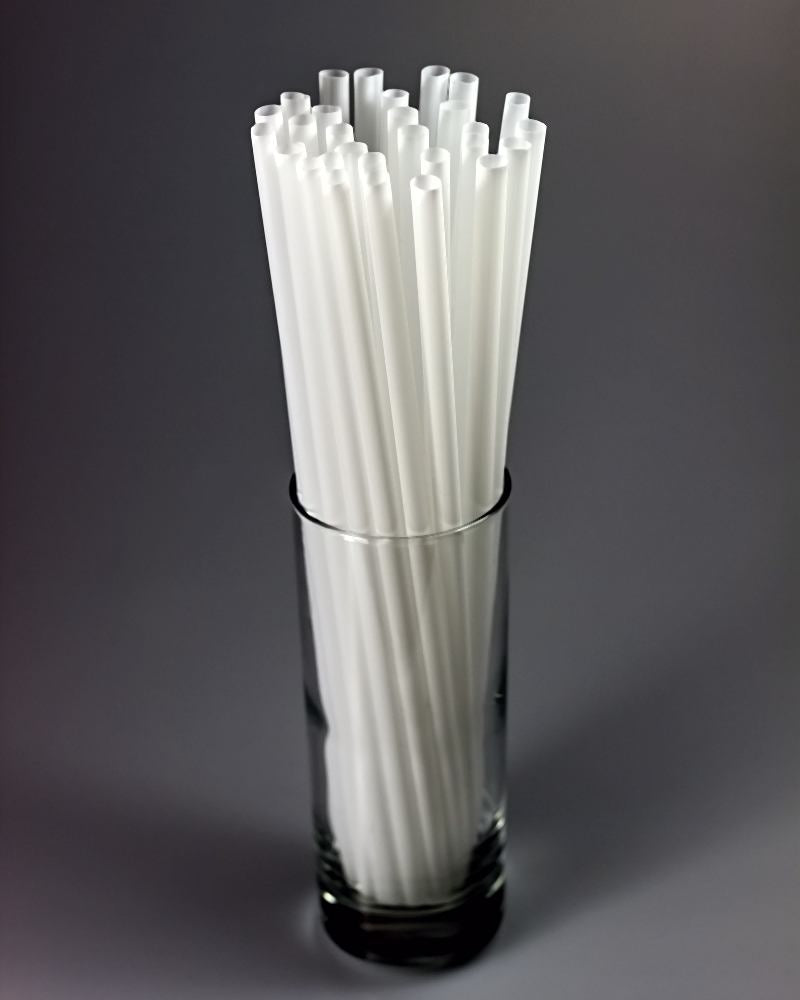 Weiße Strohhalme für eine saubere, klassische Optik in Cafés und Restaurants, aus recycelbarem Material.