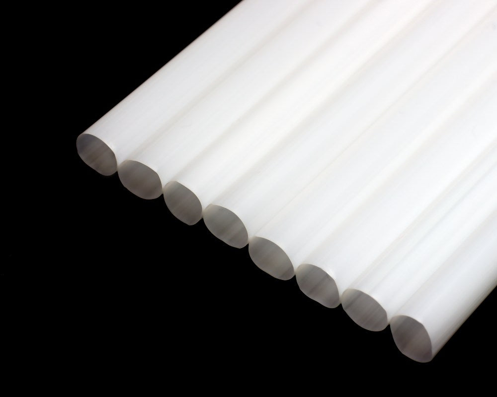 Weiße Strohhalme für eine saubere, klassische Optik in Cafés und Restaurants, aus recycelbarem Material.